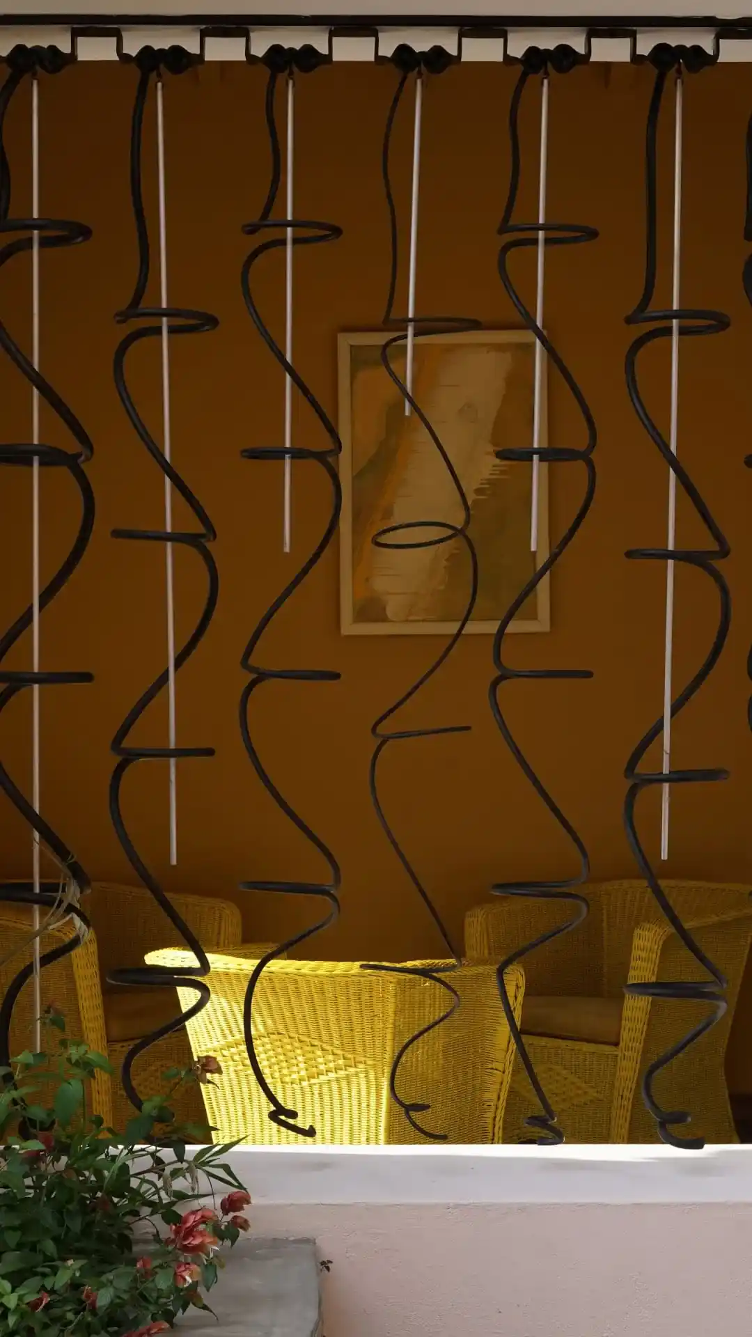 Rincón de arte con iluminación cálida