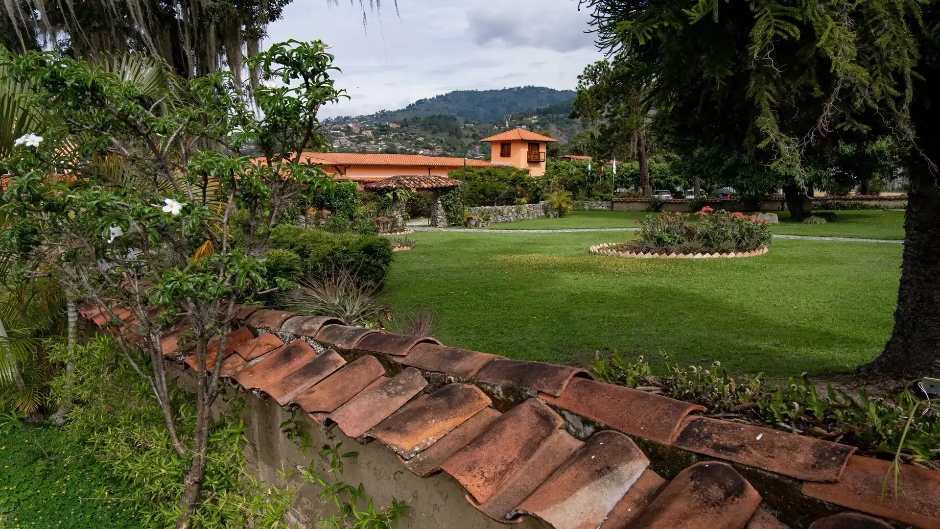 Fachada exterior del hotel con vegetación exuberante